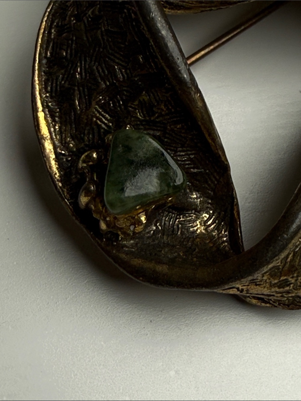 Vintage brutalist Green Stone Circle Brooch MCM nugget pin - Picture 4 of 14